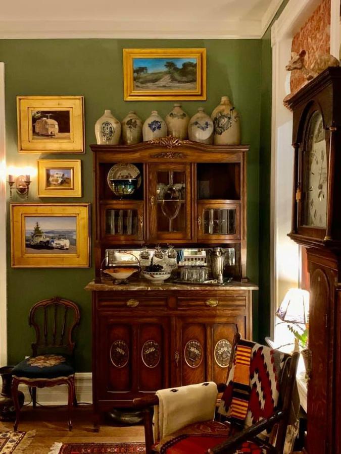 The Dolon House Bed & Breakfast! 3*